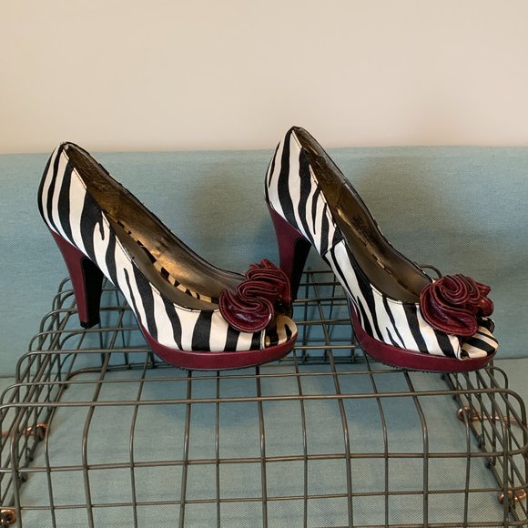 Gently Worn Madden Girl Zebra Striped Peep Toe - Picture 4 of 12